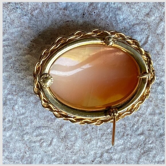 Vintage Hand-Carved Shell Cameo Brooch or Pendant, 14K Gold Frame, Signed Winard - Picture 6 of 8